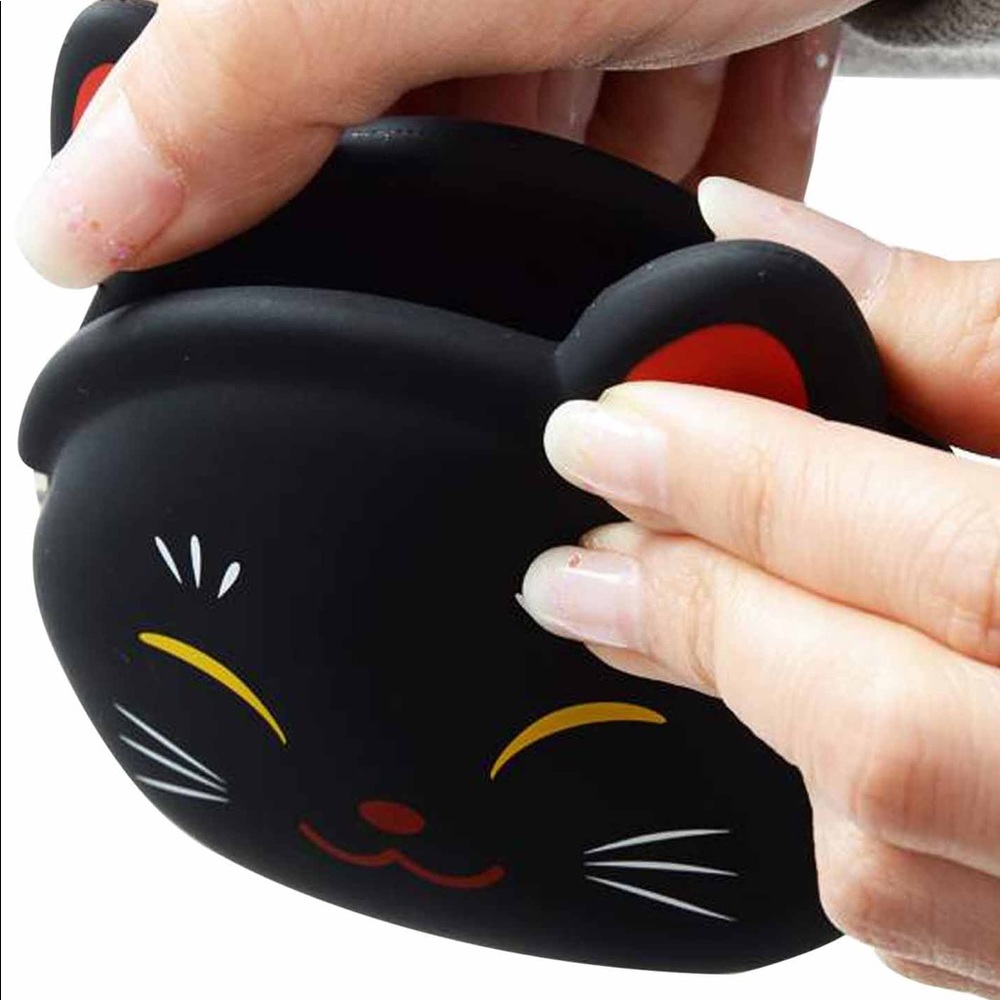 Mimi Pochi Japan // Meneki-Neko Lucky Cat in Black - Picture 2 of 4